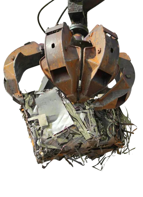 Przemysłowy hak dźwigu z ładunkiem złomu w trakcie załadunku