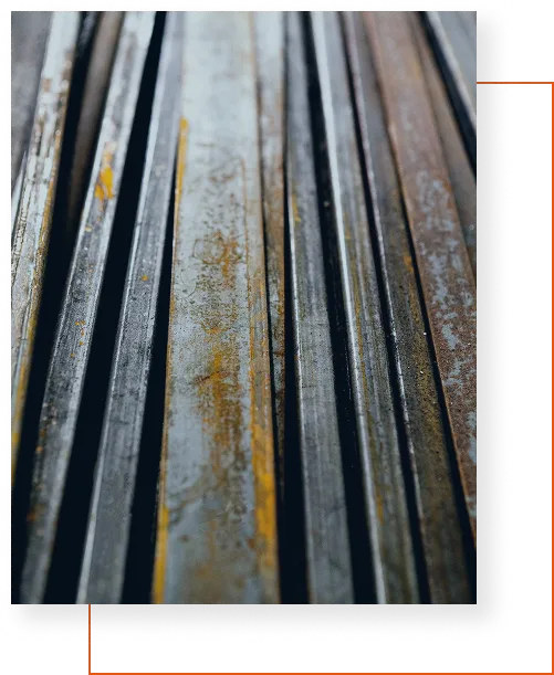 Metalowe nity z odzysku, leżące wśród innych elementów złomu