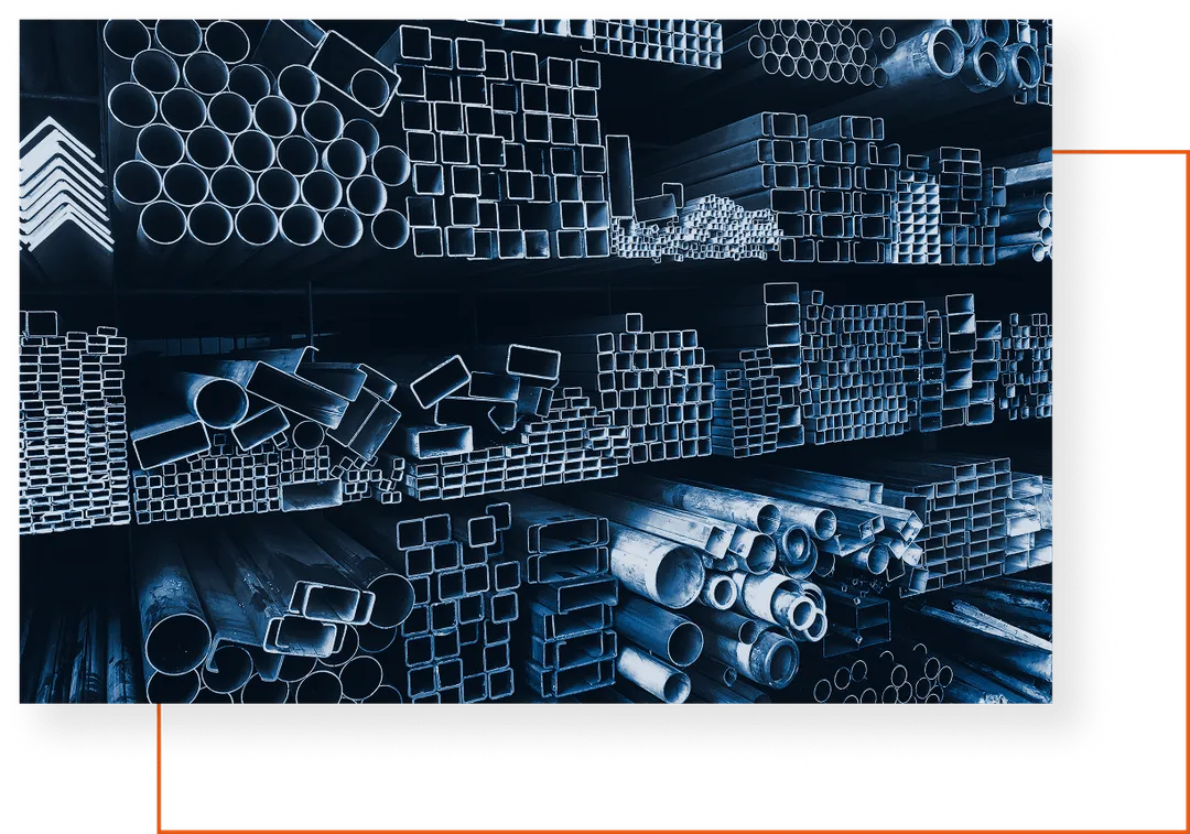 Szare stalowe pręty i profile o różnych przekrojach ułożone na magazynie